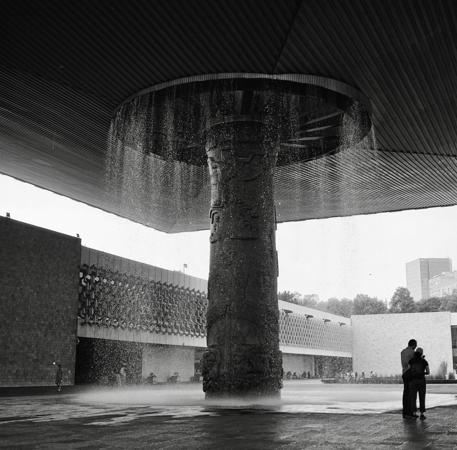 Columna de fuente El Paraguas bajo el dosel del patio, Museo Nacional de Antropología, Ciudad de México — Rollei RPX 400 120, Hasselblad 500CM
